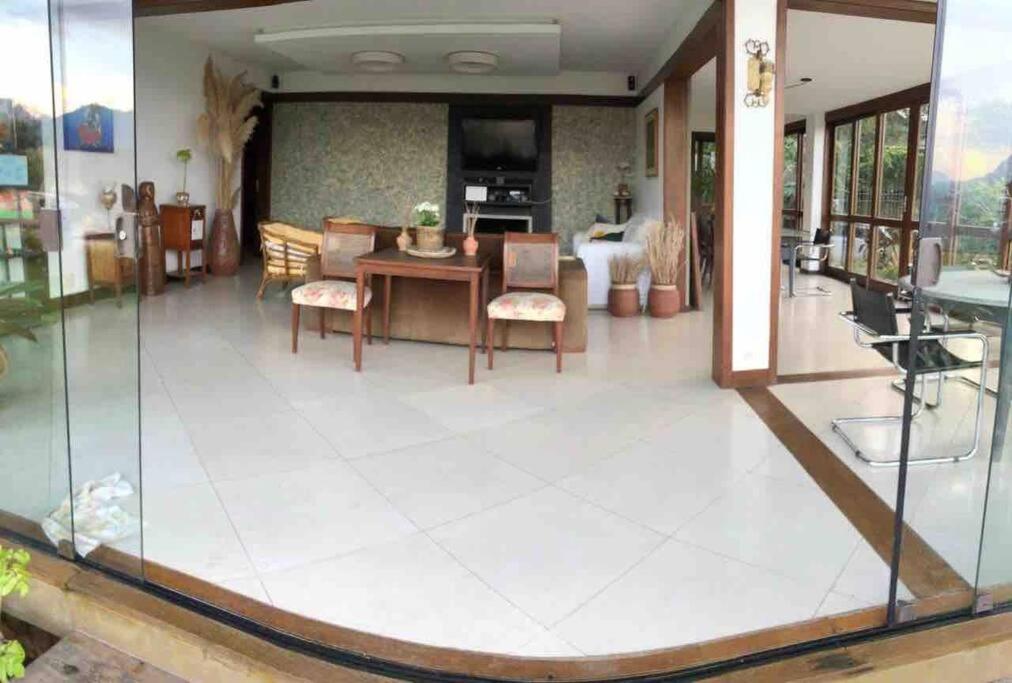 Casa com vista deslumbrante, natureza, conforto e toda plana!