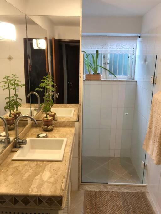 Casa com vista deslumbrante, natureza, conforto e toda plana!