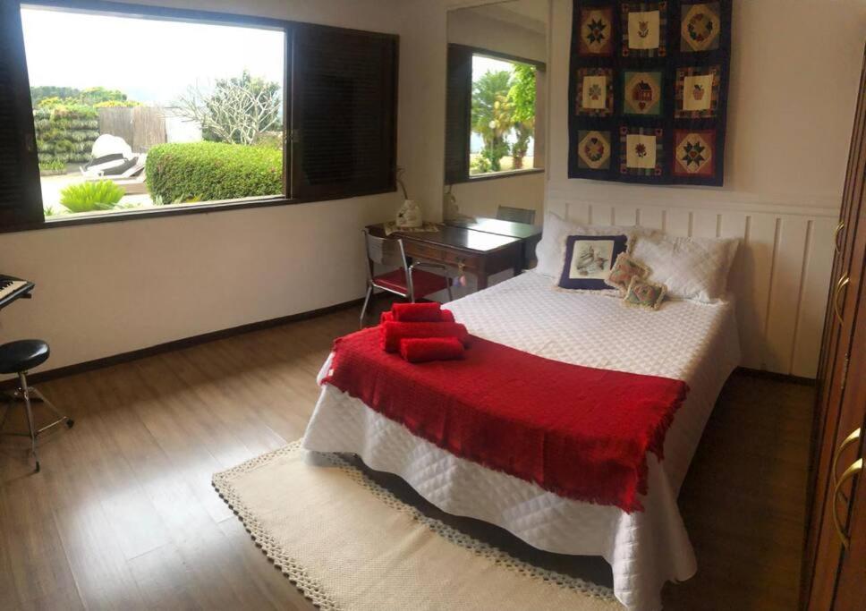 Casa com vista deslumbrante, natureza, conforto e toda plana!