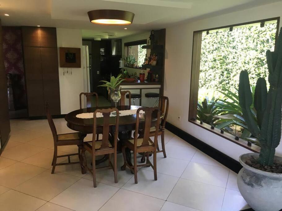 Casa com vista deslumbrante, natureza, conforto e toda plana!