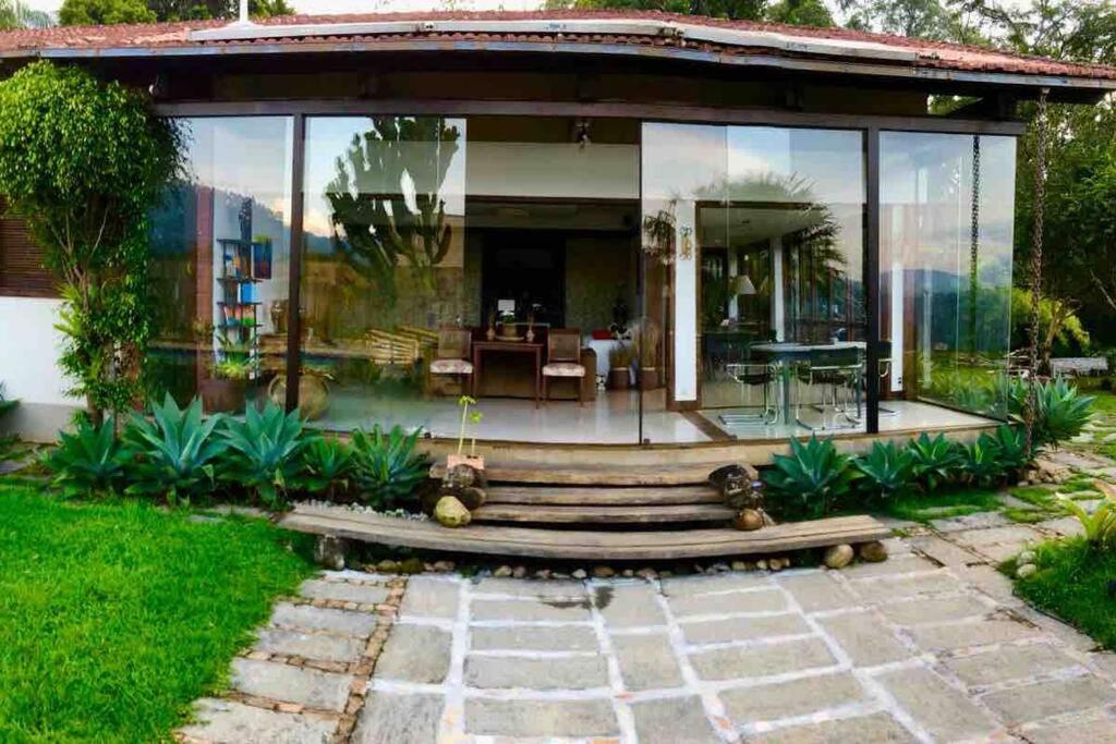 Casa com vista deslumbrante, natureza, conforto e toda plana!