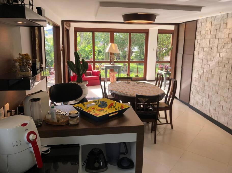 Casa com vista deslumbrante, natureza, conforto e toda plana!
