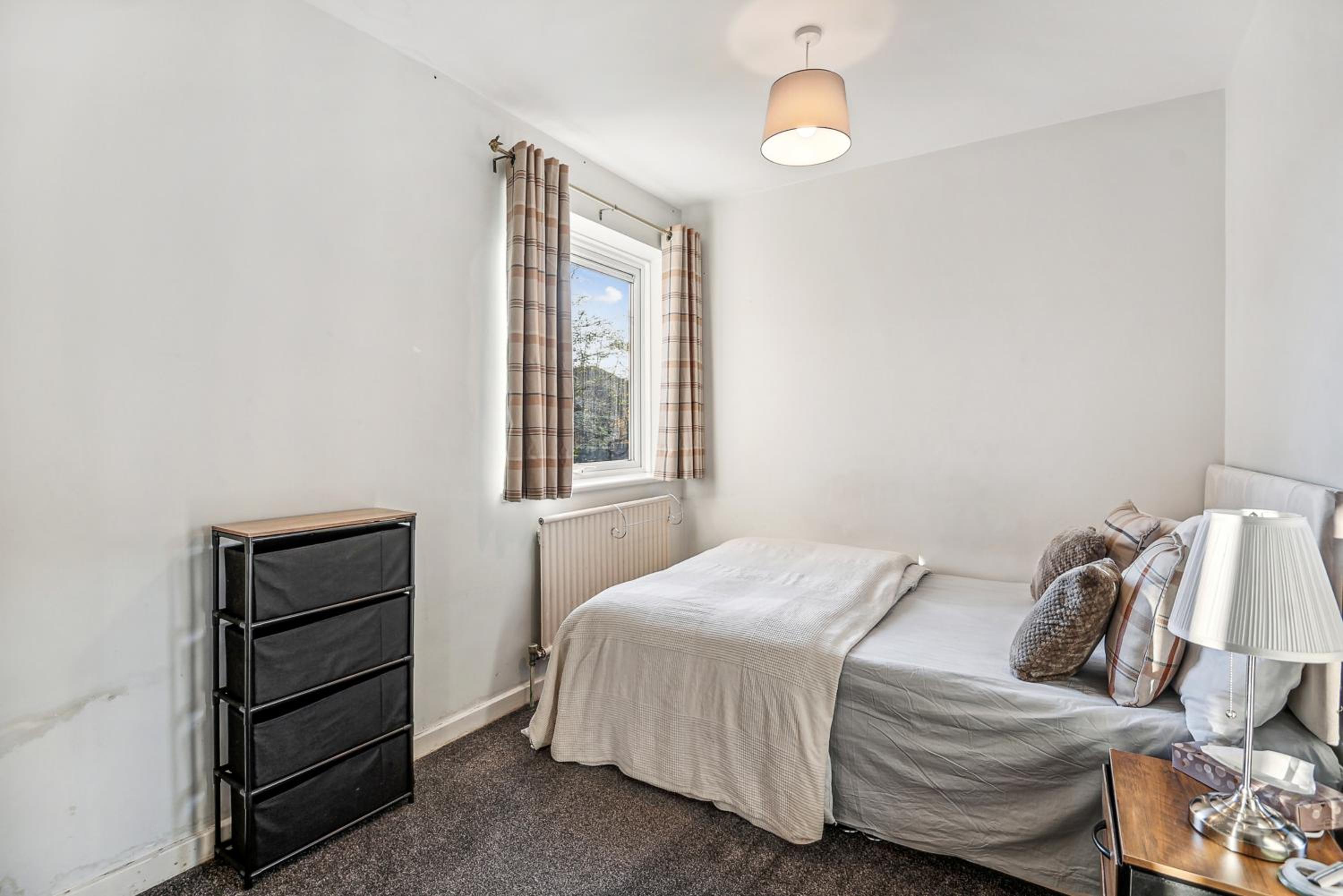 2-Bed spacious Flat-2-minute walk to tube station view 3