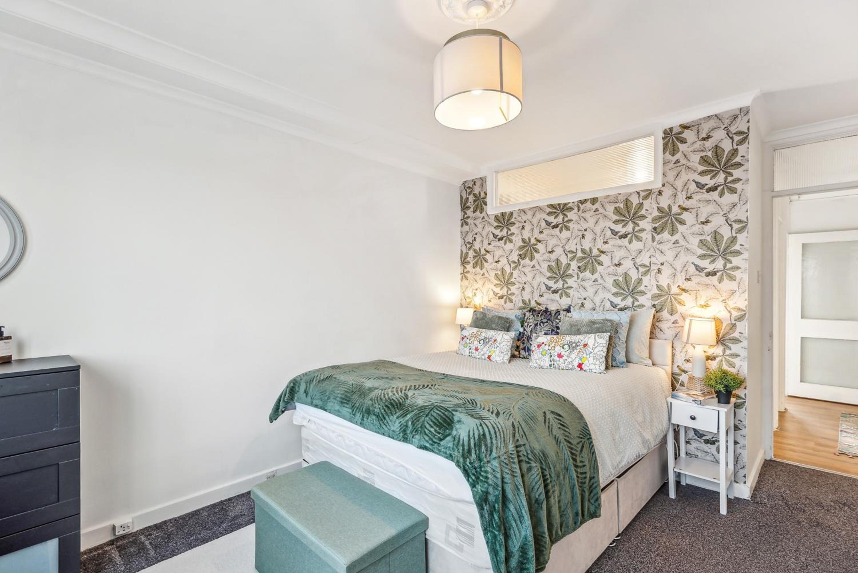 2-Bed spacious Flat-2-minute walk to tube station view 4