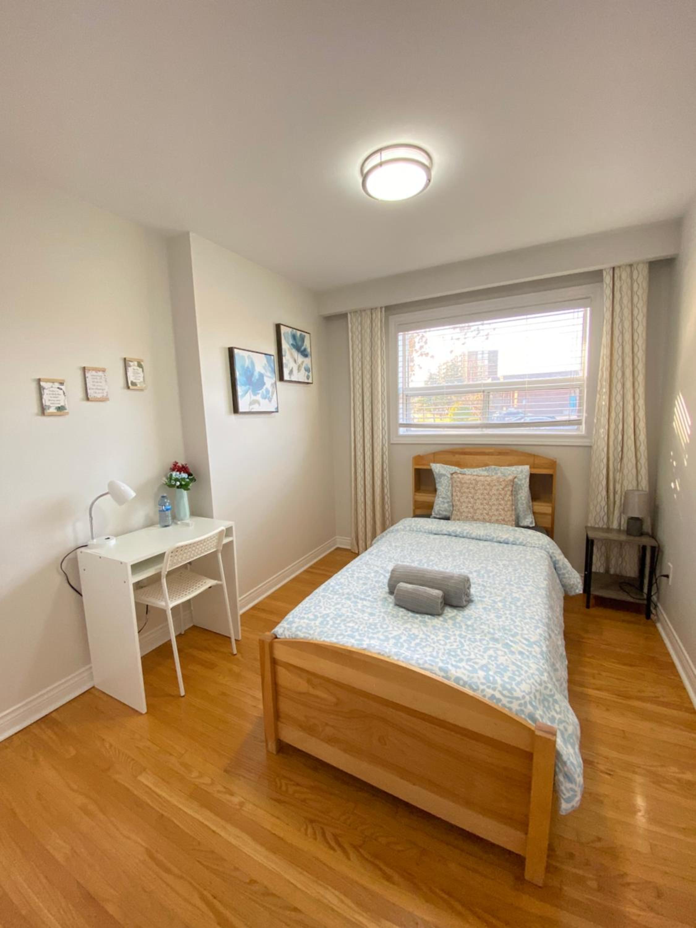 Sunny House - Main Floor, Free parking, in Toronto