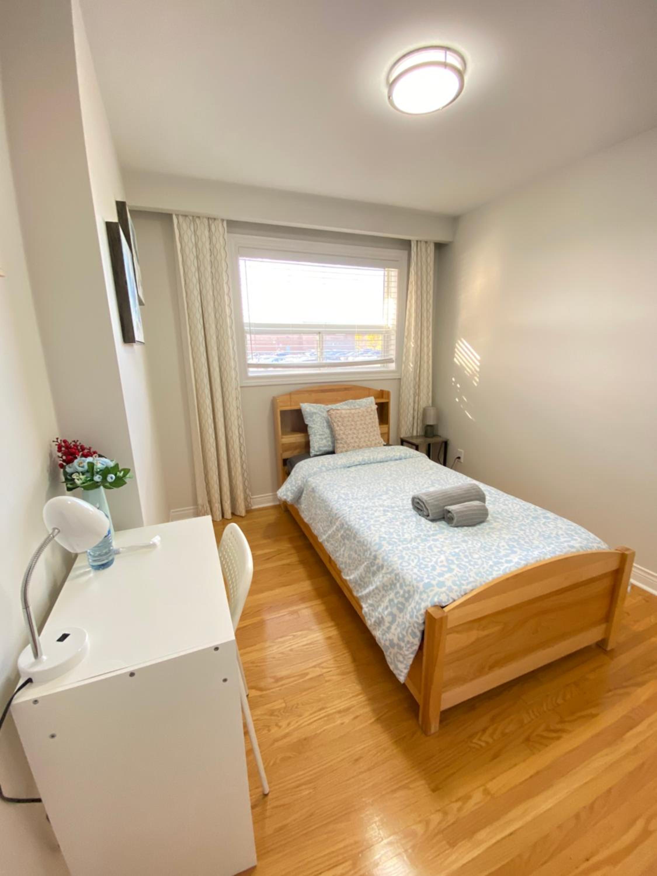 Sunny House - Main Floor, Free parking, in Toronto