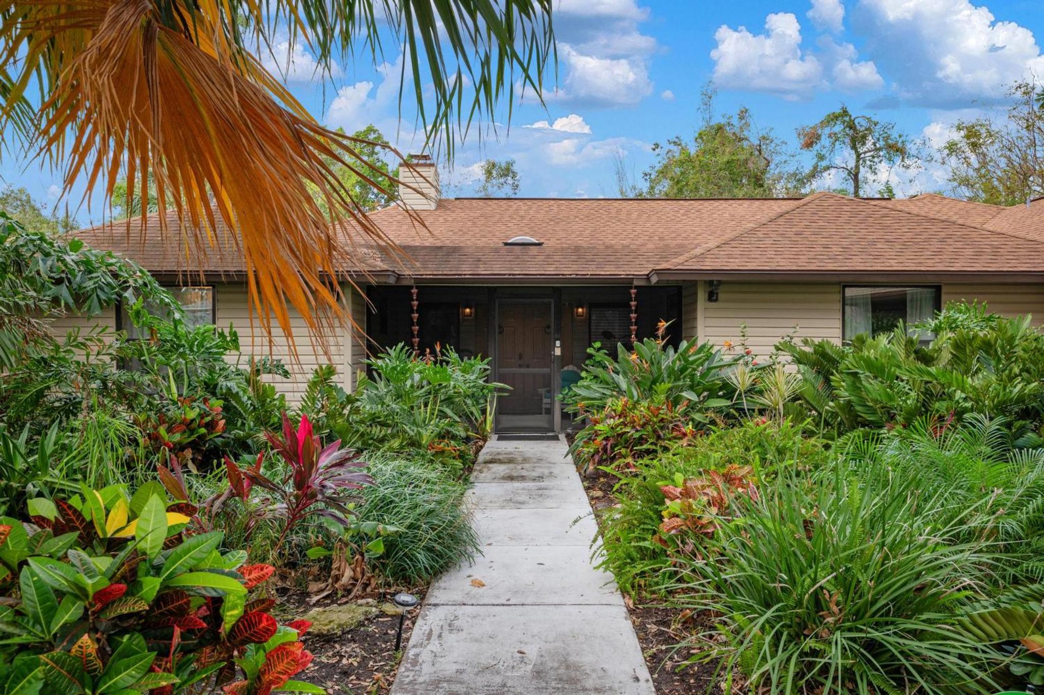 Tropic House! Spacious private tropical oasis with heated pool!