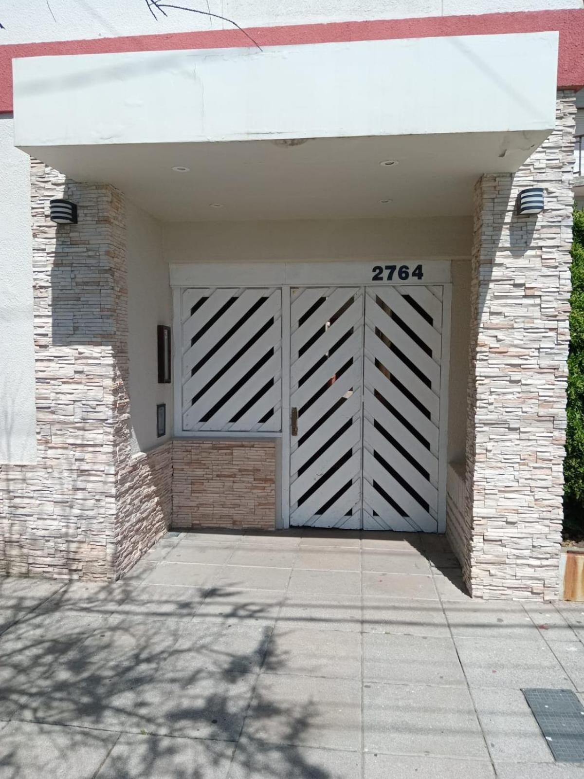Mar de Ana, Frente al mar, interno a una cuadra del centro