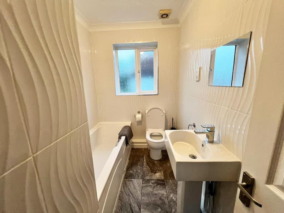 Spacious private 3 bed house - great location view 3