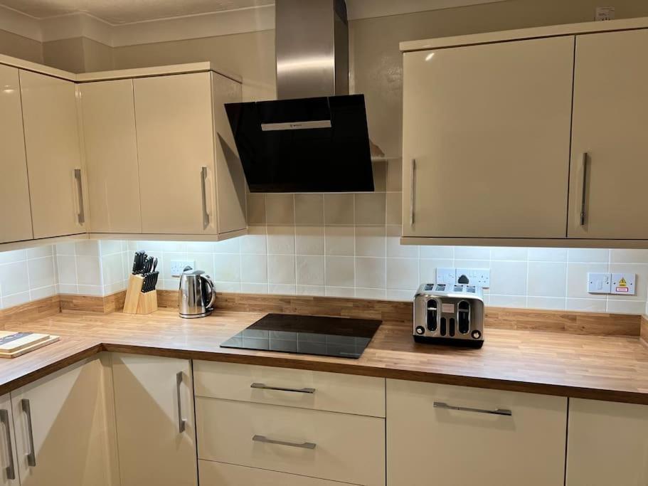 Spacious private 3 bed house - great location view 4
