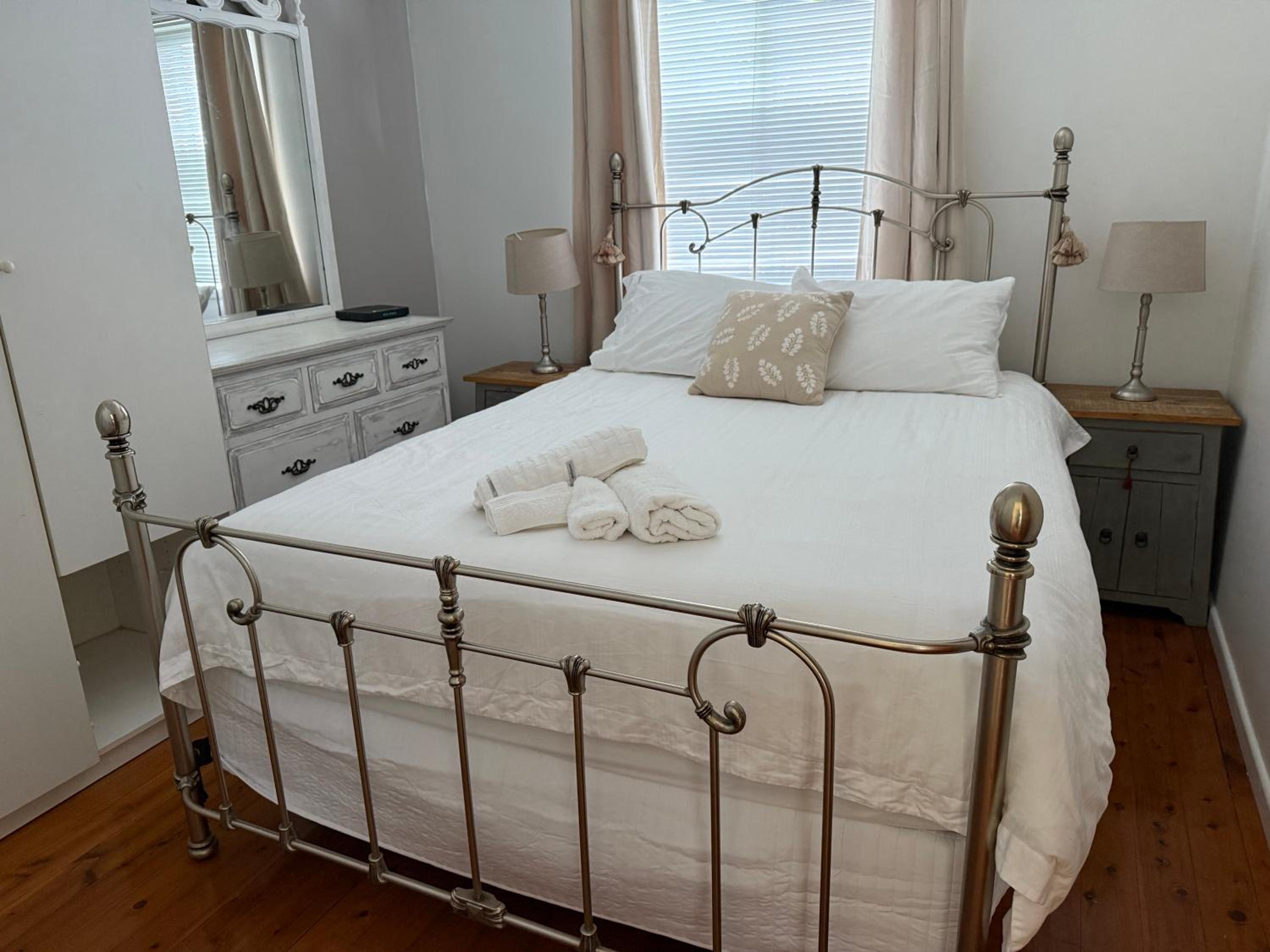 Pen-Y-Pont 4 bedroom riverfront retreat with cottage charm