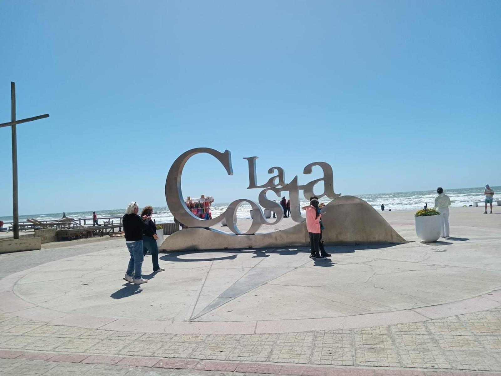 Mar de Ana, Frente al mar, interno a una cuadra del centro