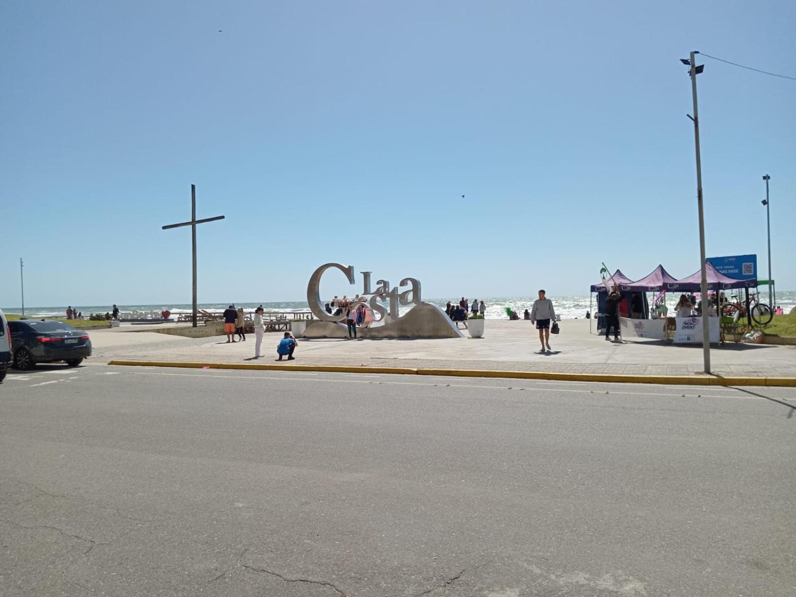 Mar de Ana, Frente al mar, interno a una cuadra del centro