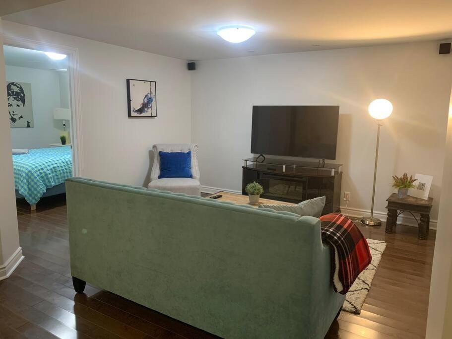 2 bedroom apartment-2 free parking -14 min to Pearson airport