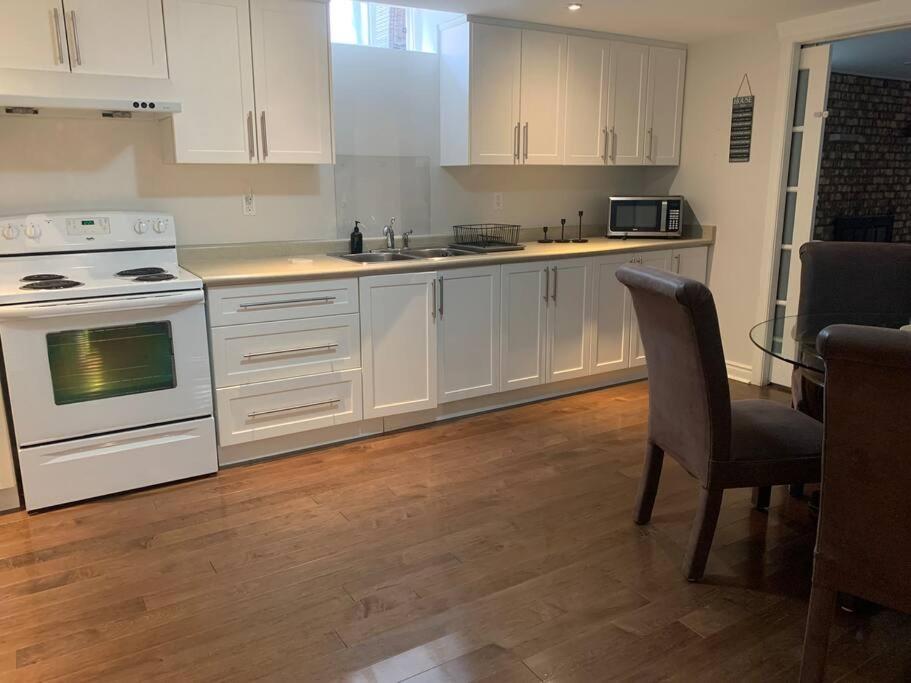 2 bedroom apartment-2 free parking -14 min to Pearson airport
