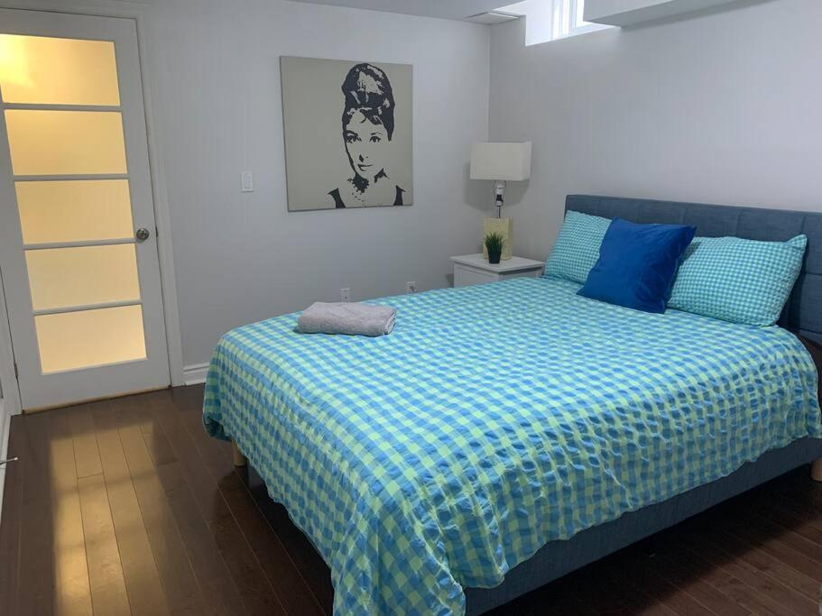 2 bedroom apartment-2 free parking -14 min to Pearson airport
