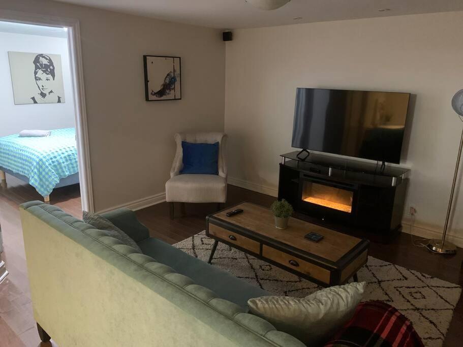 2 bedroom apartment-2 free parking -14 min to Pearson airport
