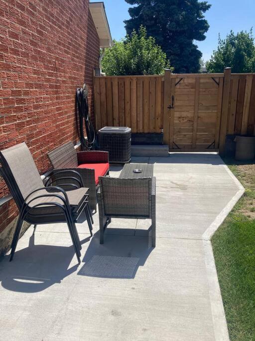 2 bedroom apartment-2 free parking -14 min to Pearson airport