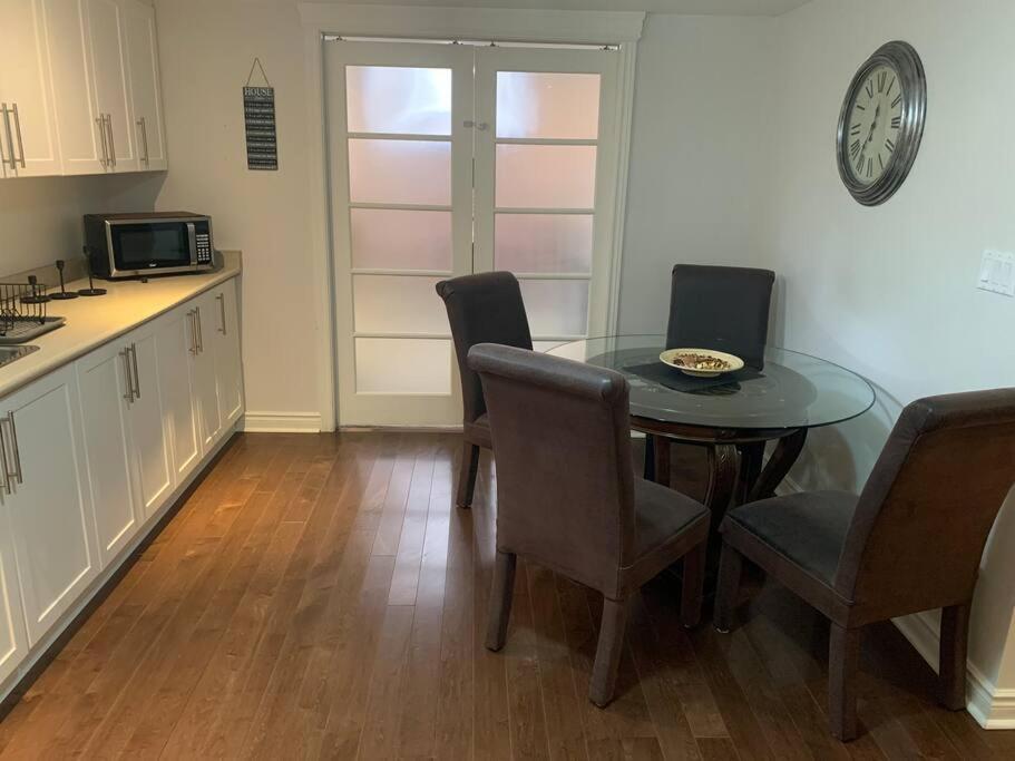 2 bedroom apartment-2 free parking -14 min to Pearson airport