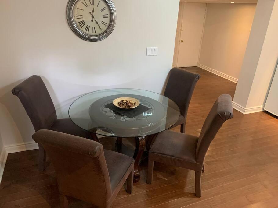 2 bedroom apartment-2 free parking -14 min to Pearson airport