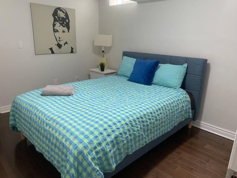2 bedroom apartment-2 free parking -14 min to Pearson airport