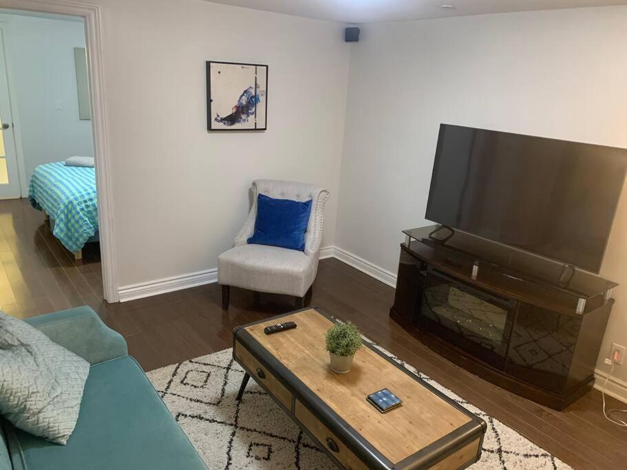 2 bedroom apartment-2 free parking -14 min to Pearson airport
