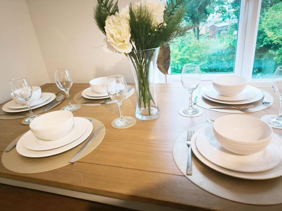 Spacious 2 Bed Home, Perfect for Work and Leisure in Colchester