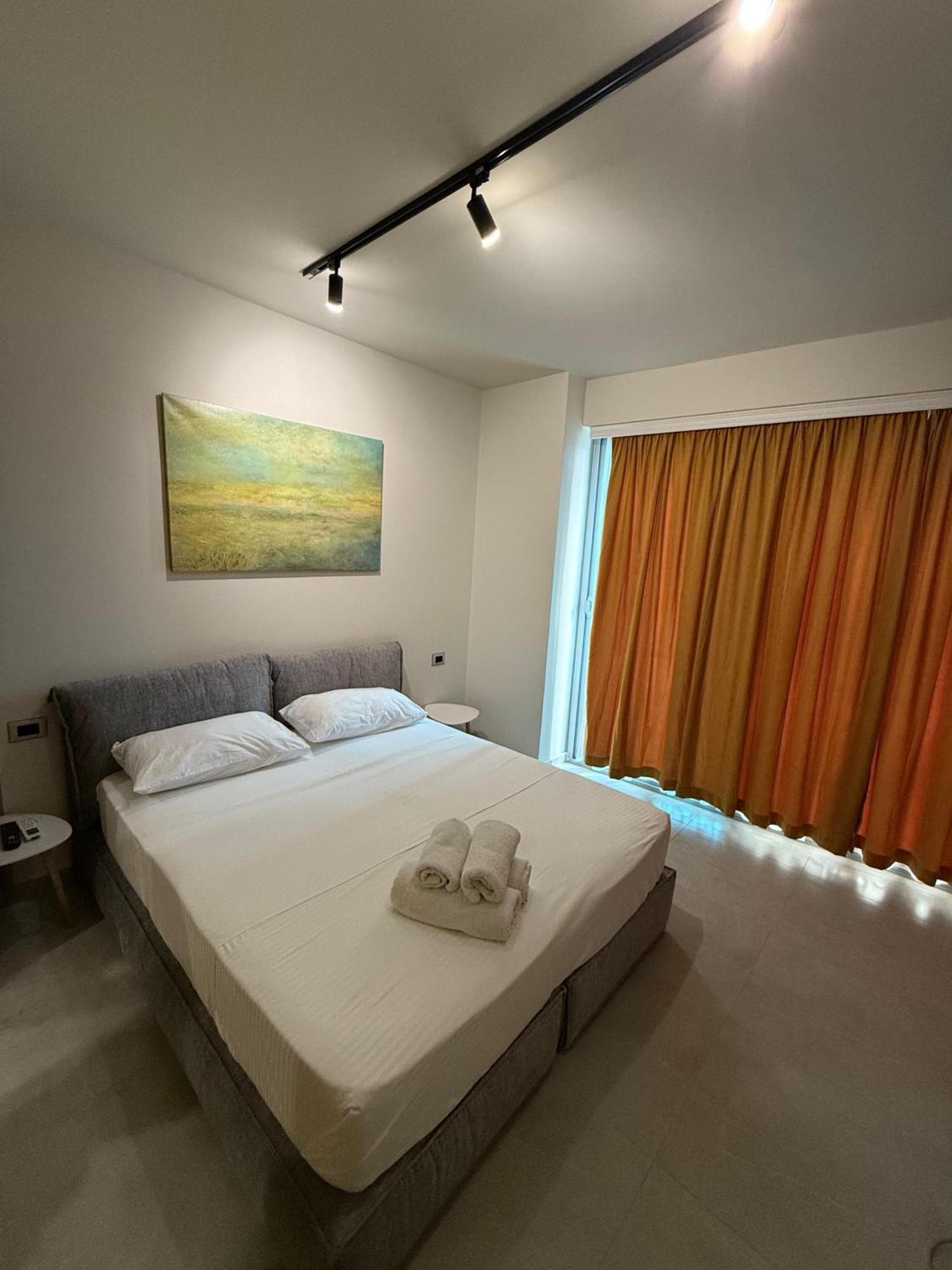 STAY-FIVE Modern Central Studios Self Check-in & Fast Wi-Fi