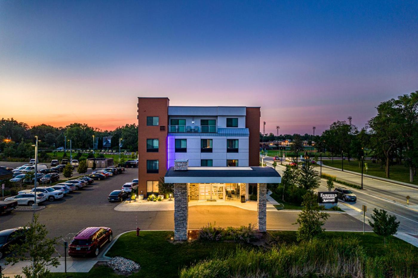 Starboard Point: Stunning Luxury Condo in the heart of DL! view 5