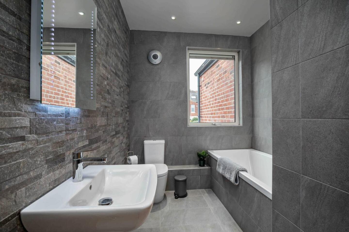Spacious, High Spec & Modern view 4