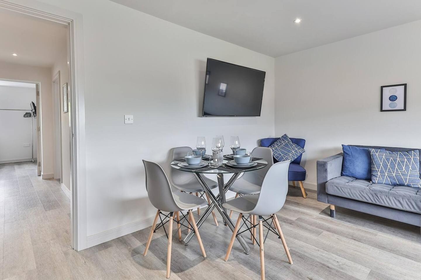 Newly Renovated 3 bed 2 bath Apartment & Parking