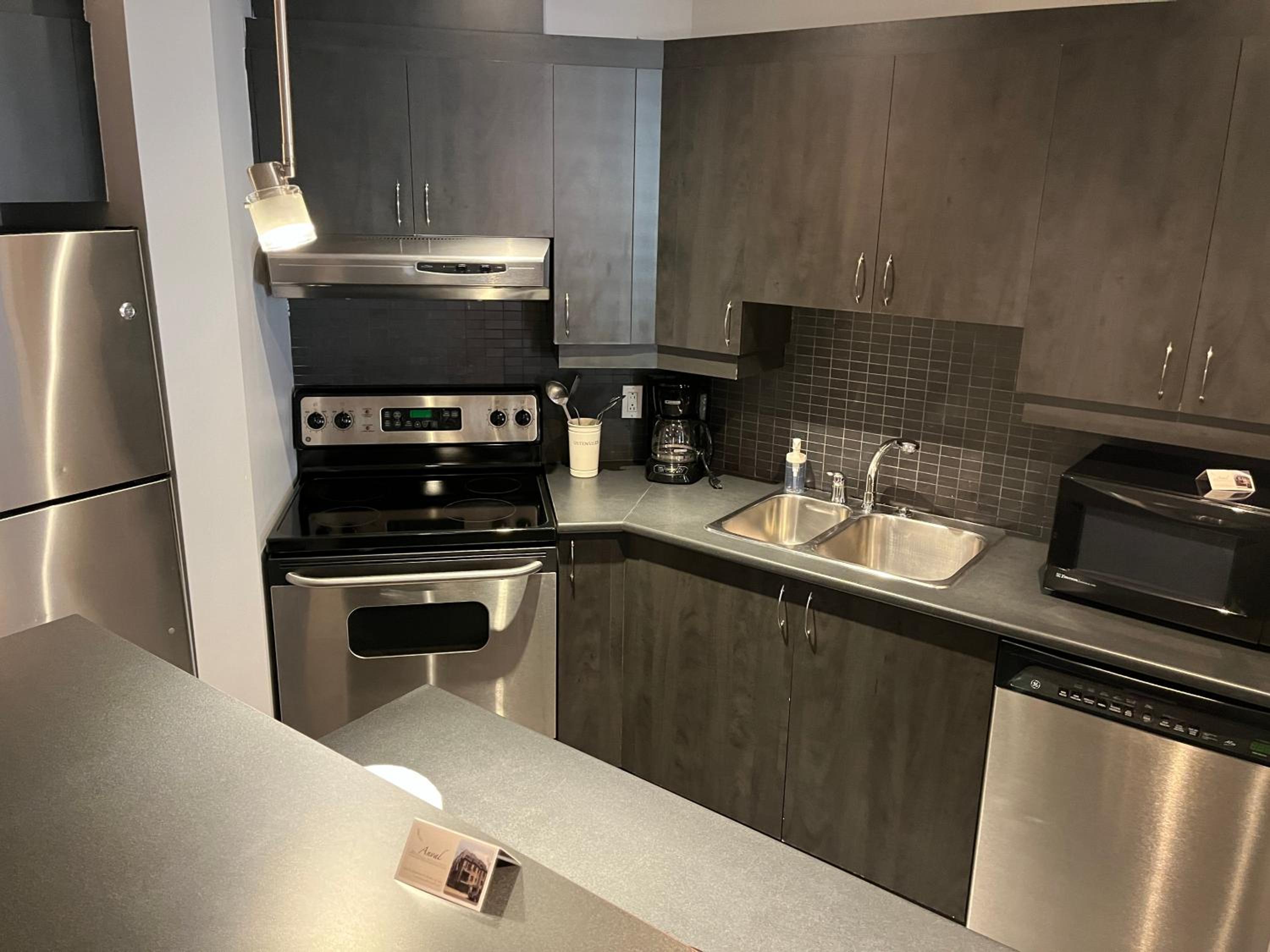ApartHotelMontreal by Les Terrasses Saint Urbain 2225I2