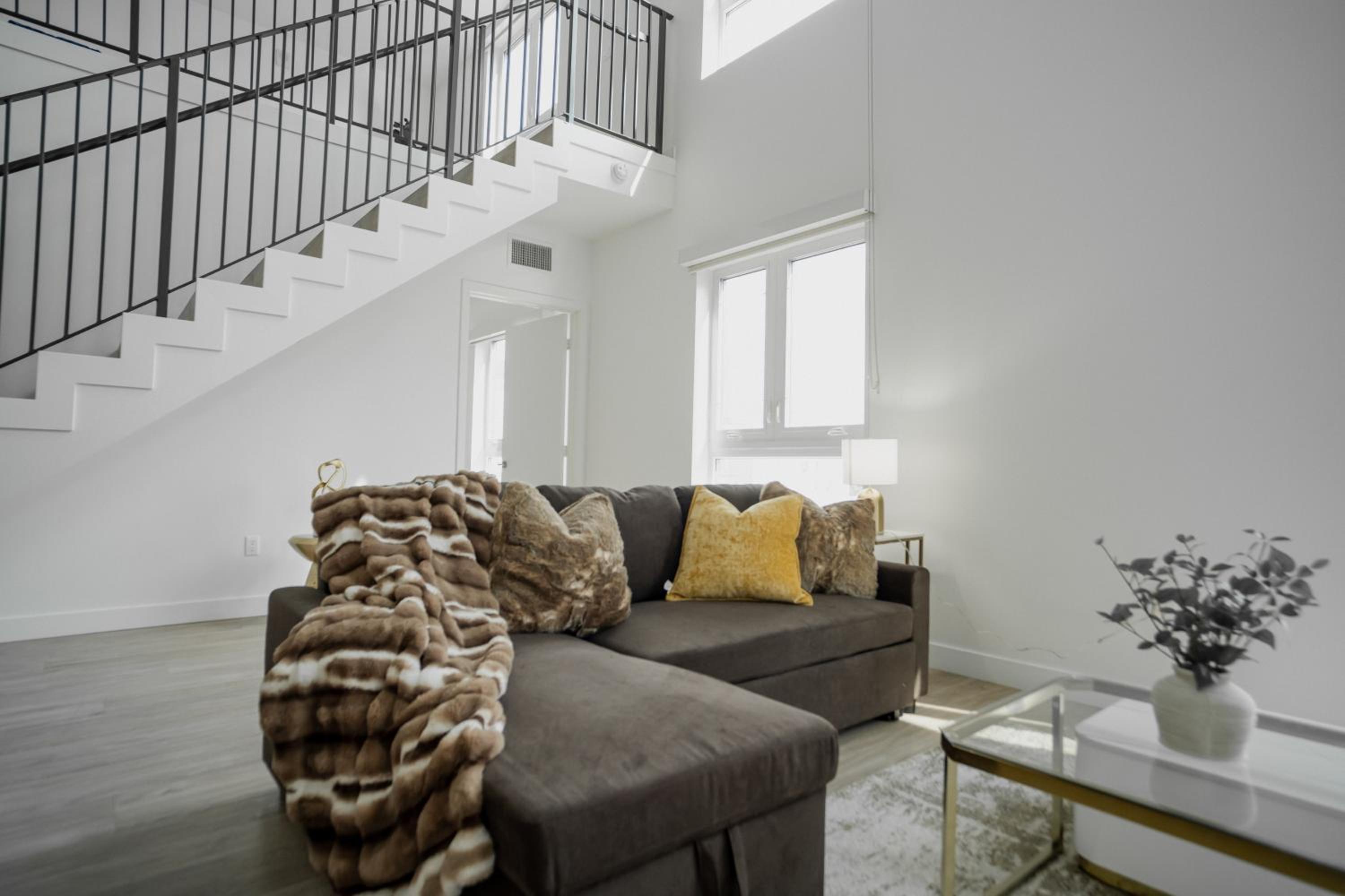 Chic Urban Retreat in Heart of LA, 2 Bedroom and 1 Loft - Image 3