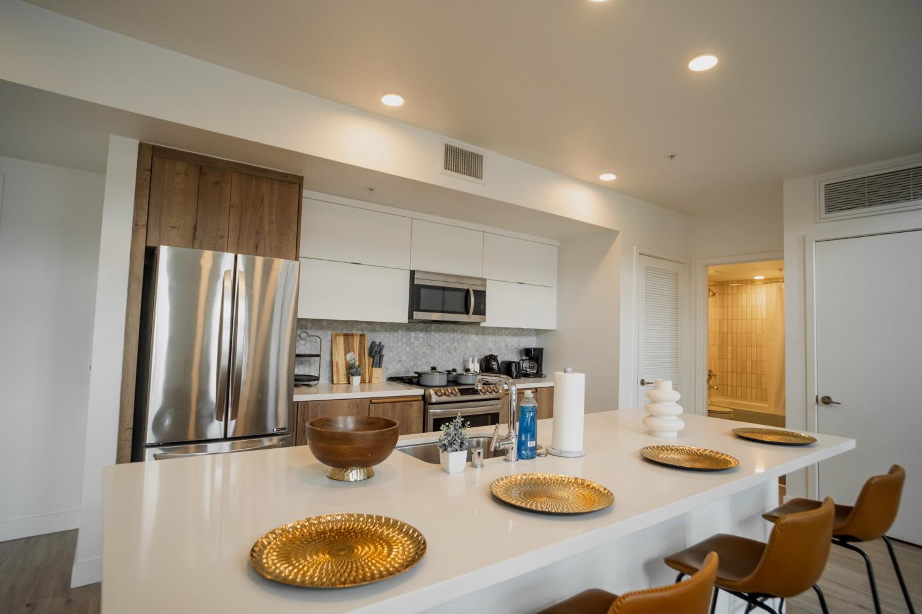 Chic Urban Retreat in Heart of LA, 2 Bedroom and 1 Loft - Image 5