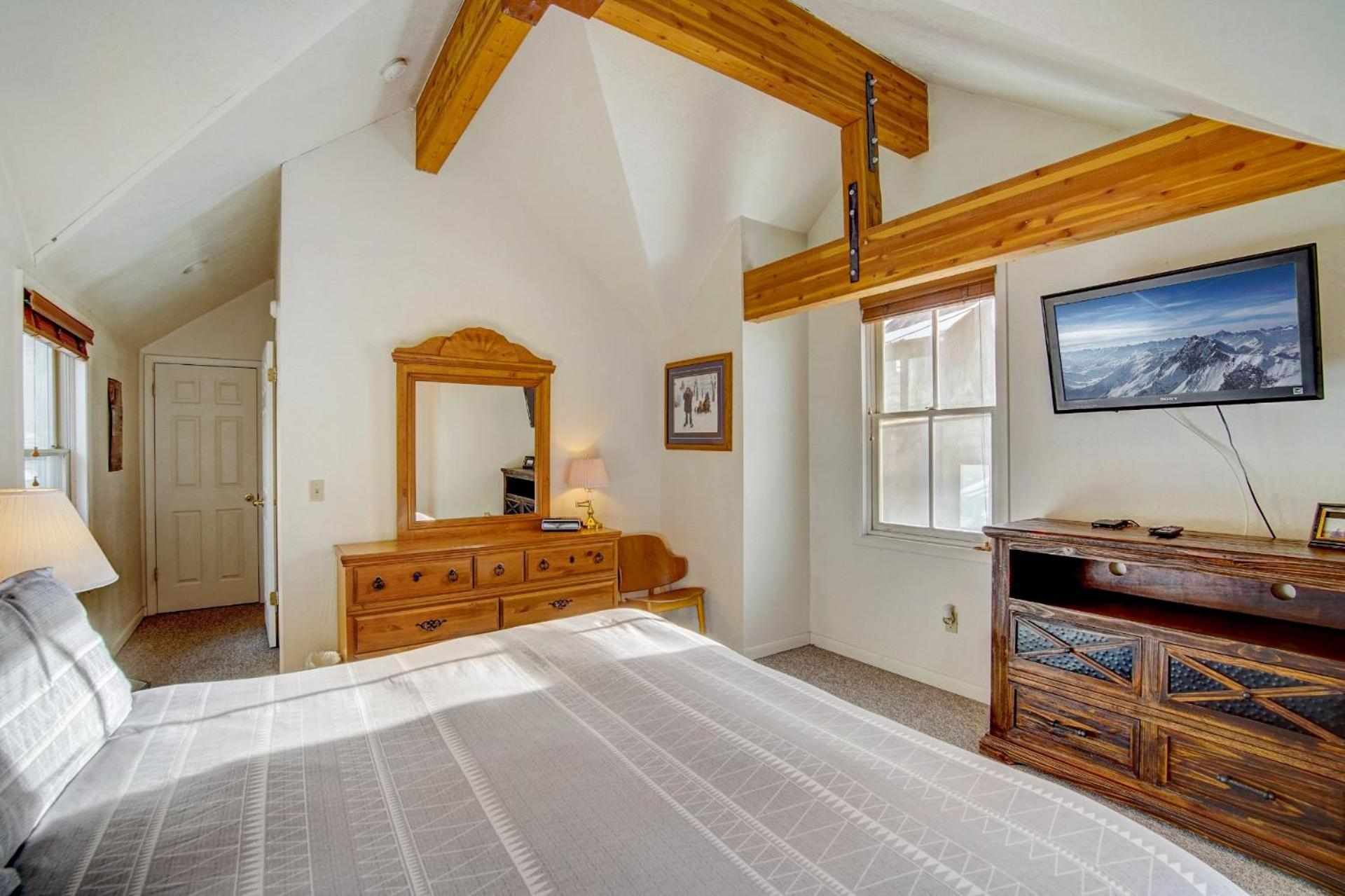 Walking Distance from Downtown, Pet Friendly Home, Comfortable, Cozy, Park City Base view 4