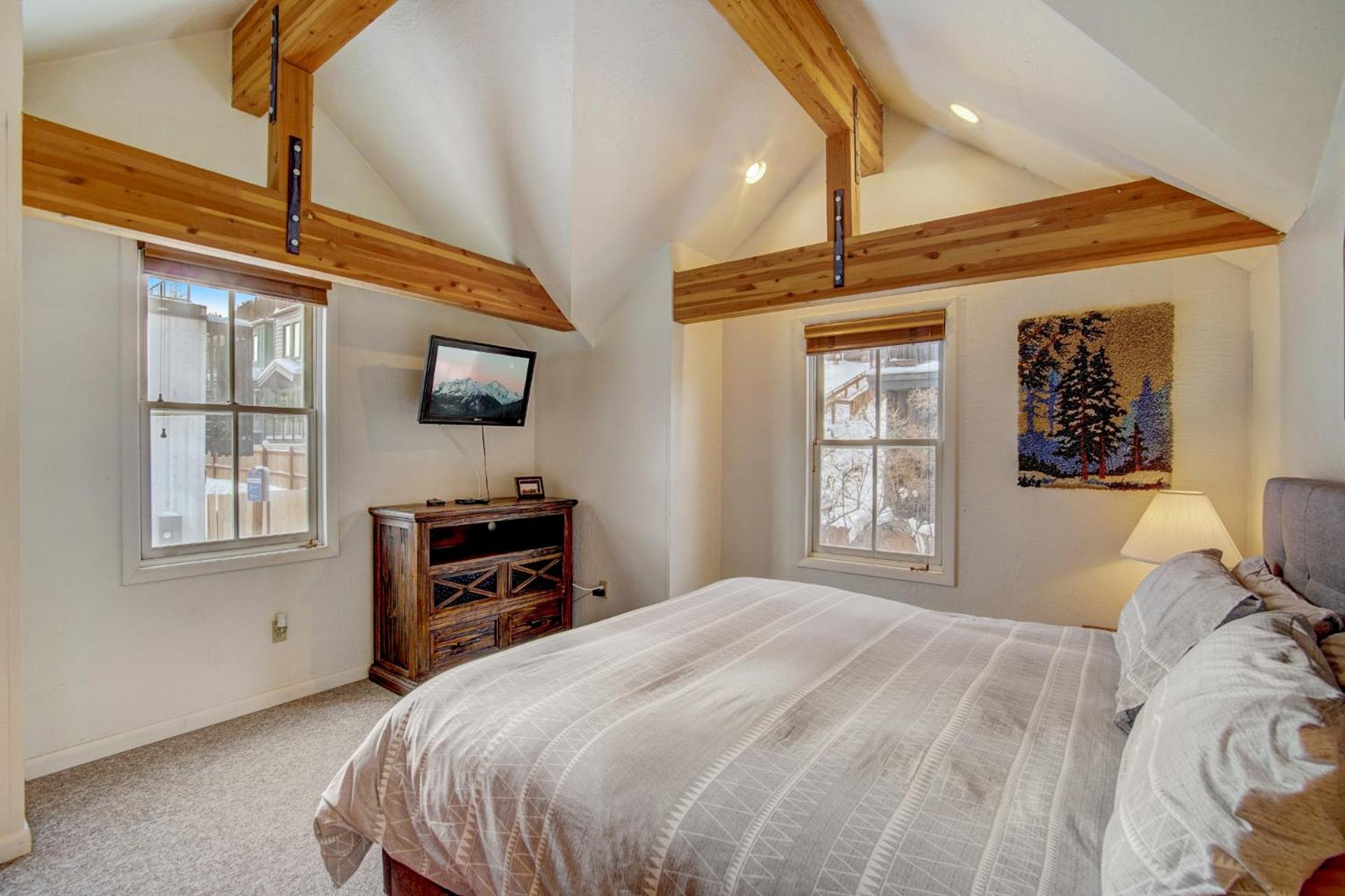 Walking Distance from Downtown, Pet Friendly Home, Comfortable, Cozy, Park City Base view 5