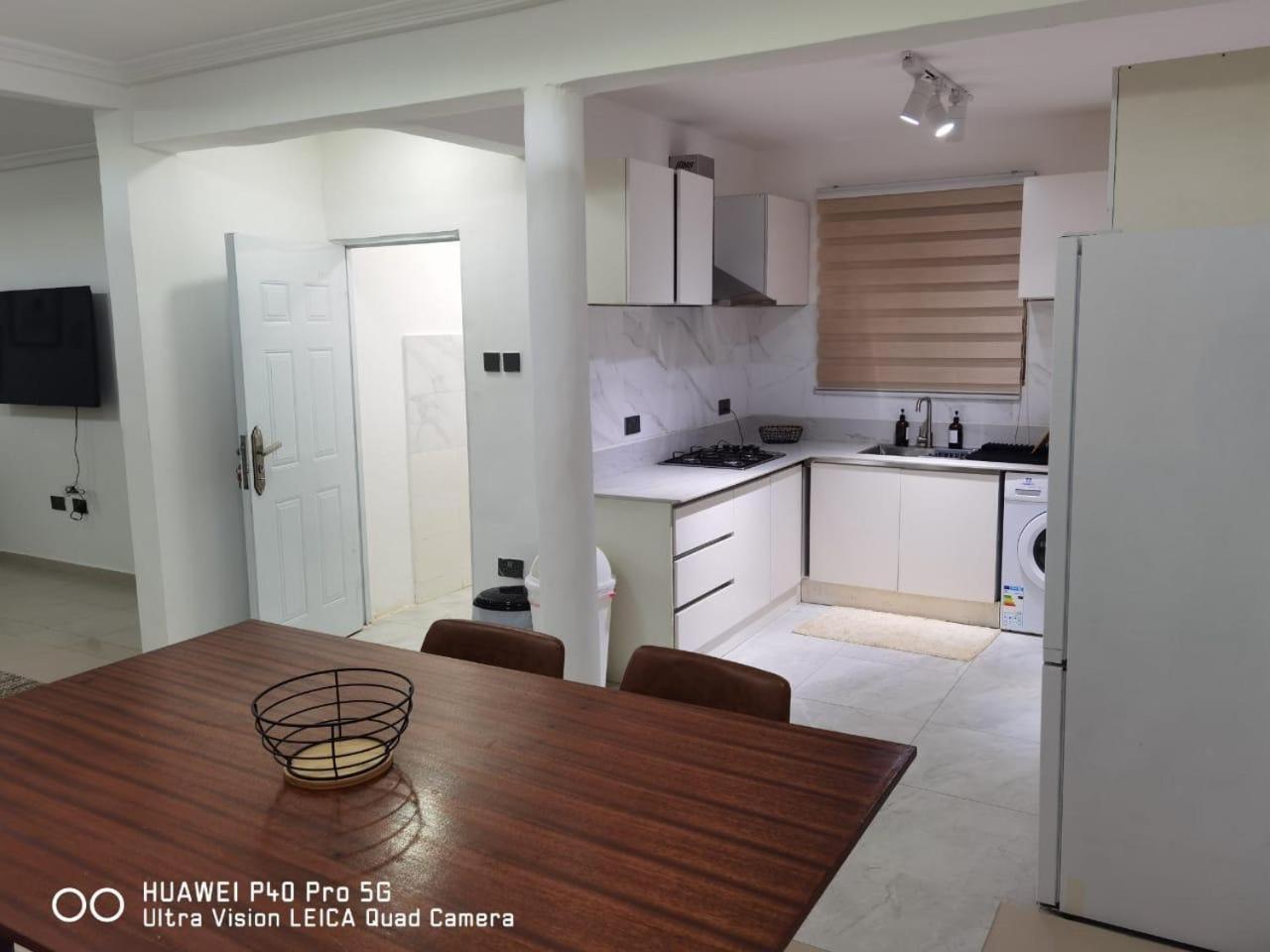 Luxury Modern 1-Bedroom Flat view 3