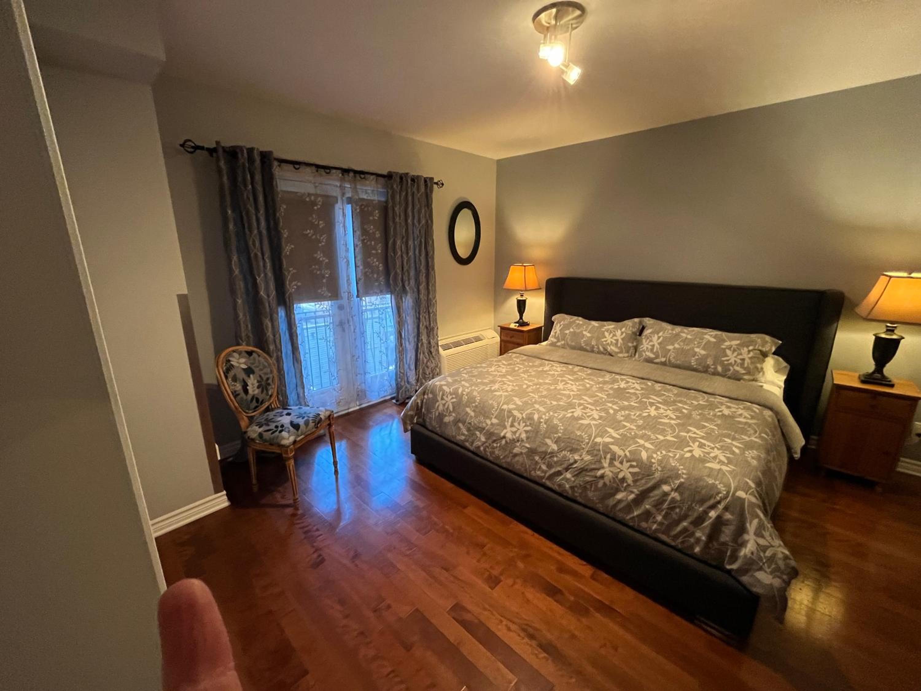 ApartHotelMontreal by Les Terrasses Saint Urbain 2225I2