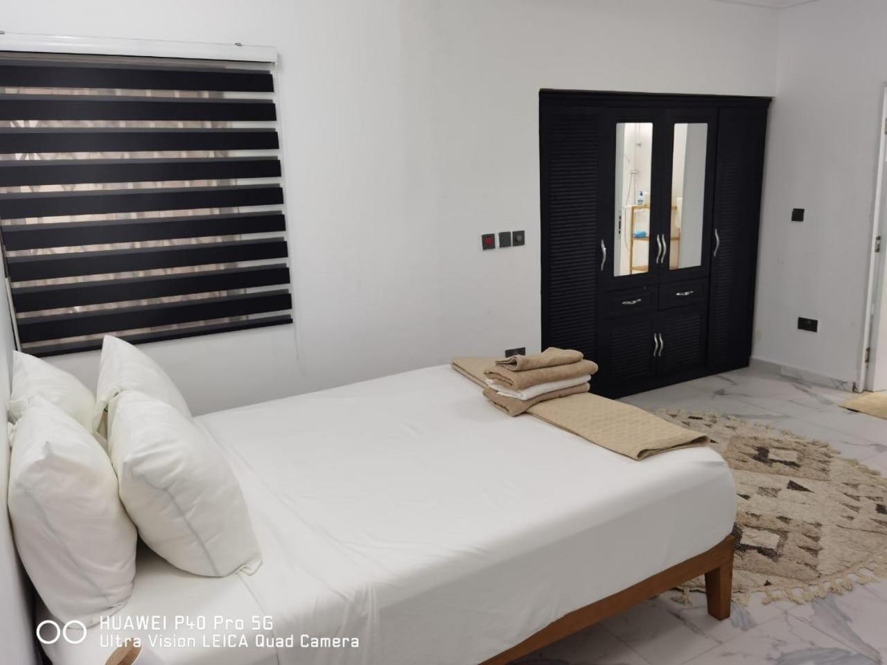 Luxury Modern 1-Bedroom Flat view 5