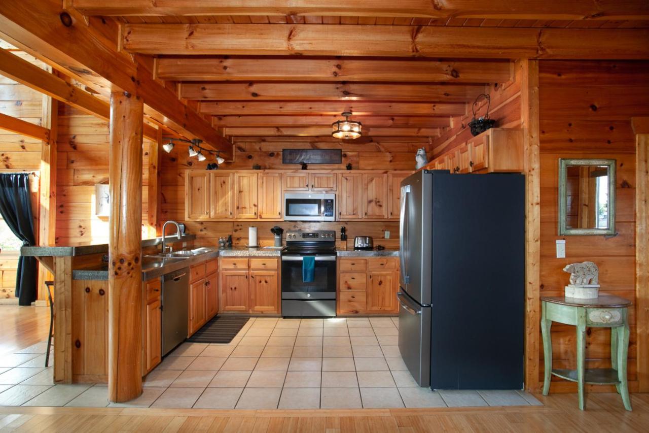 Highland Haven w Hot Tub Grill Fireplace