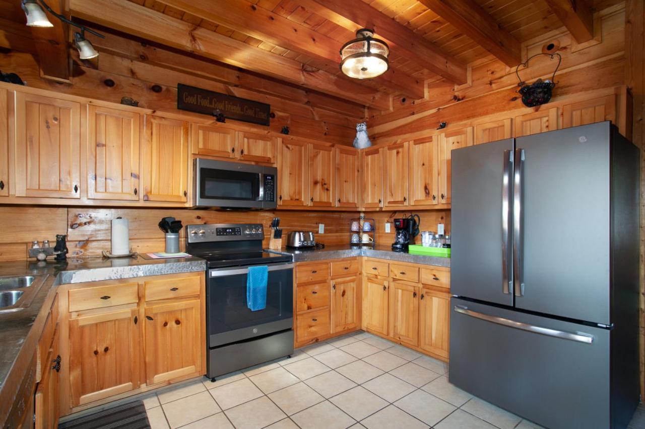 Highland Haven w Hot Tub Grill Fireplace
