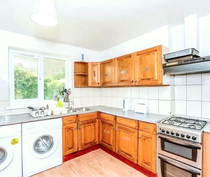 Large cosy 6 bedroom London home