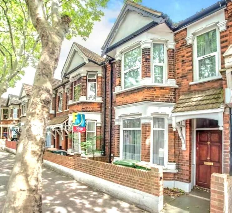 Large cosy 6 bedroom London home