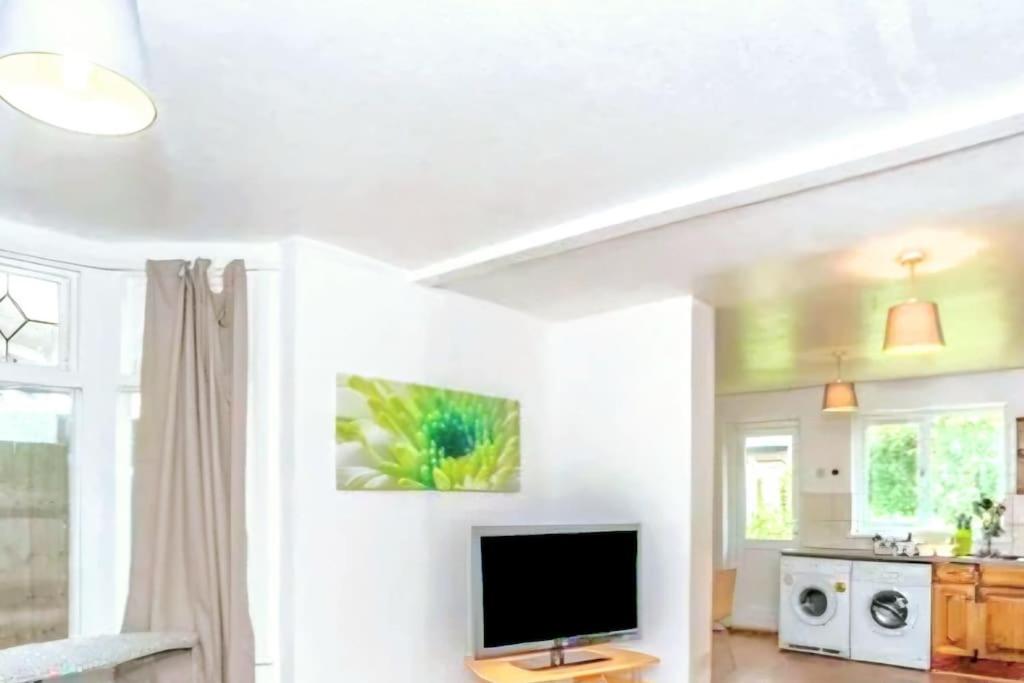 Large cosy 6 bedroom London home