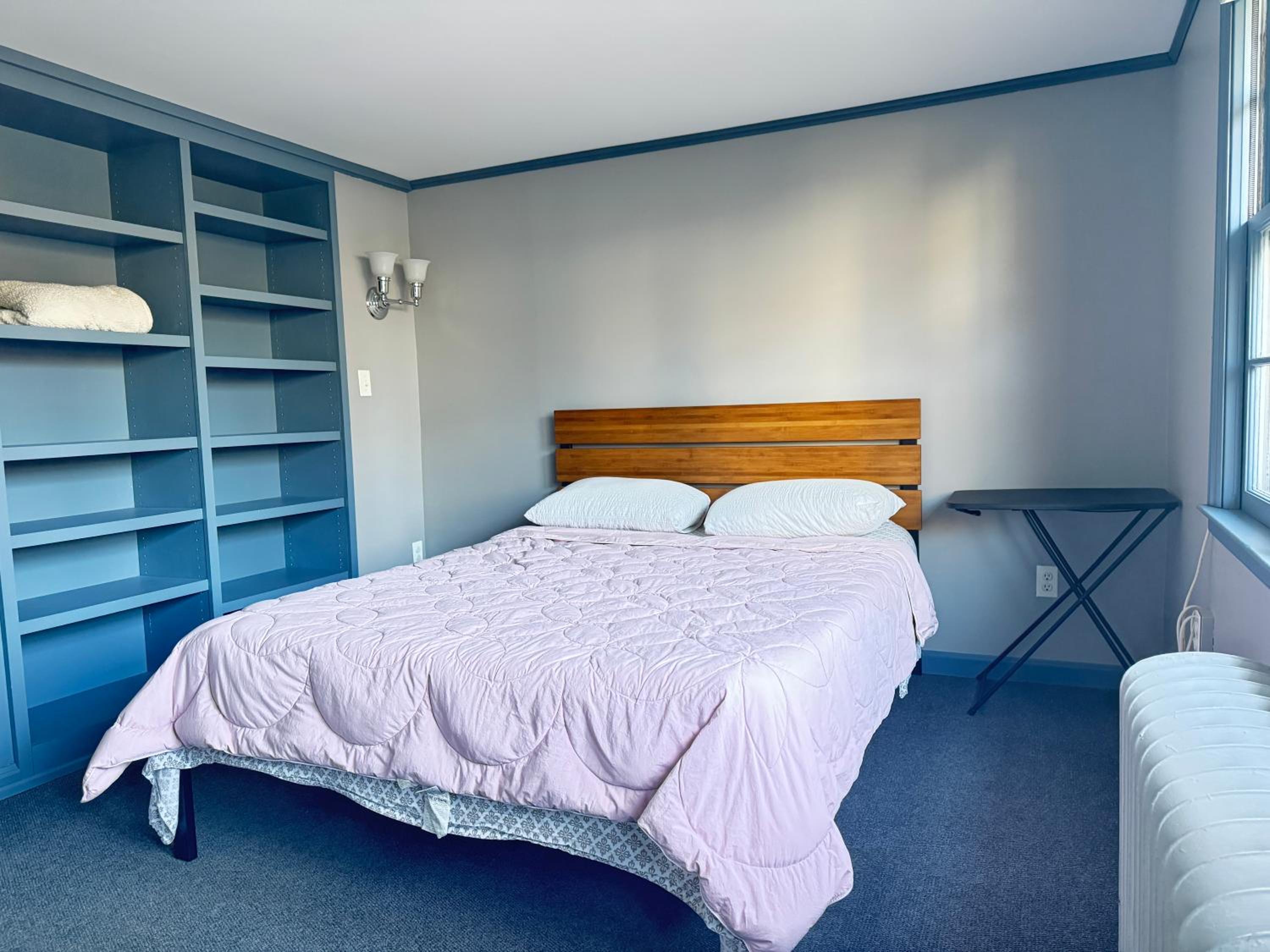 Cozy & Stylish Studio with Beautiful Lake Views & Fast Wifi
