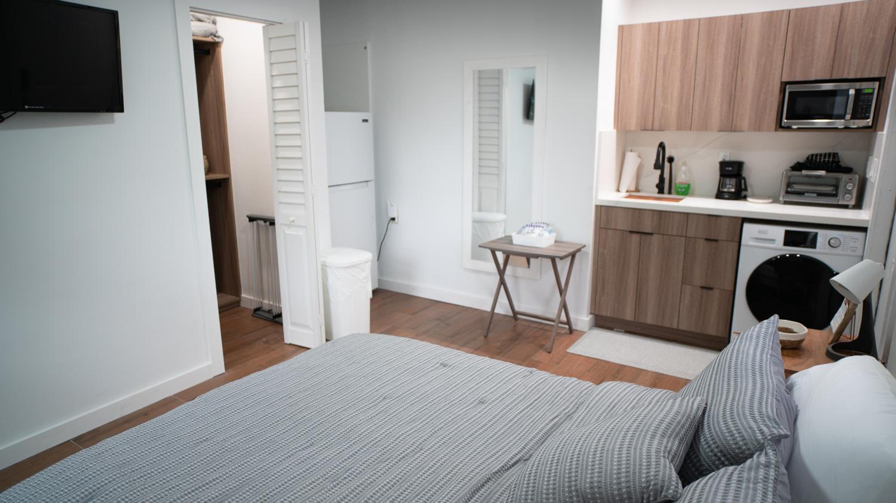 Stylish Studio Near Wynwood & Design District