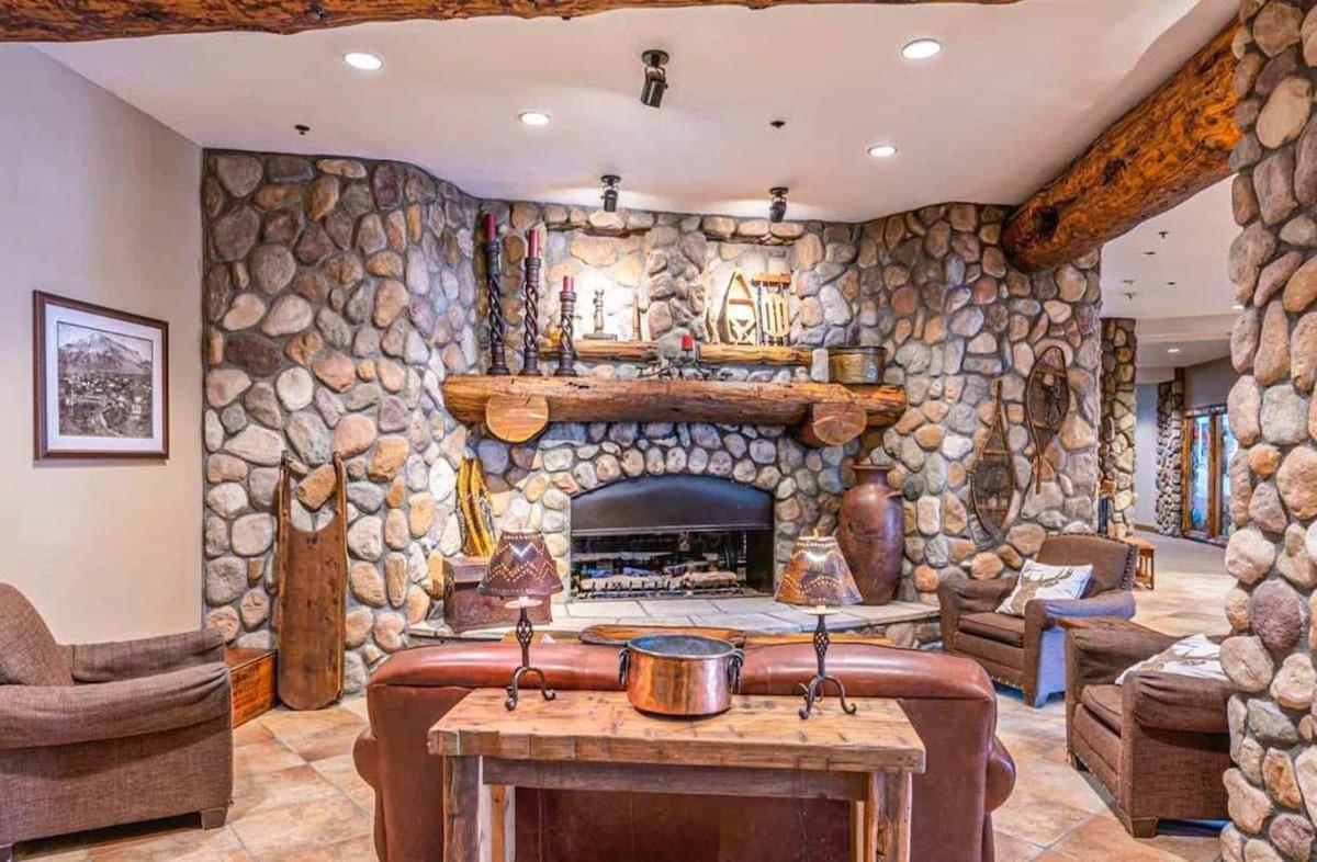 Studio Perfect Location 318 with Pool and Hot Tub