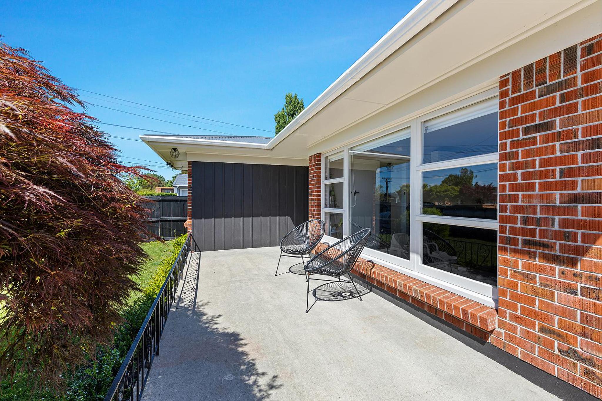 Entire home-3 bedroom home central Hamilton view 2