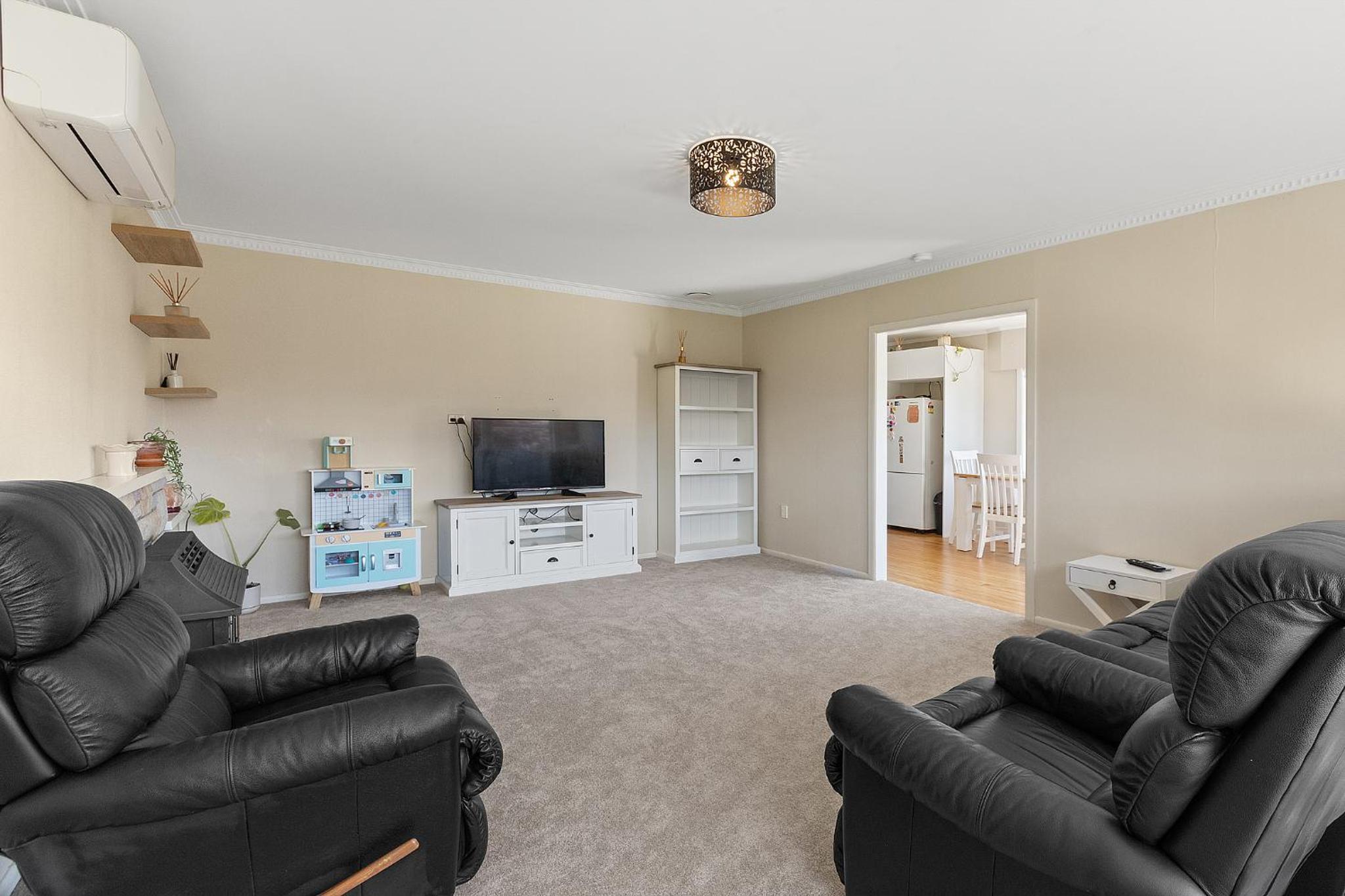 Entire home-3 bedroom home central Hamilton view 3