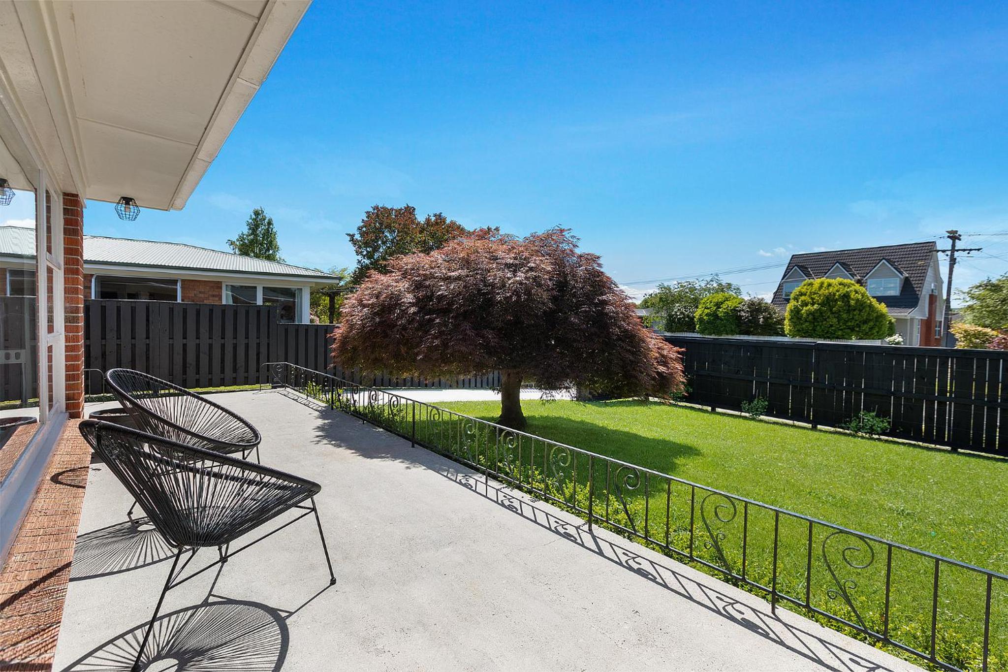 Entire home-3 bedroom home central Hamilton view 4